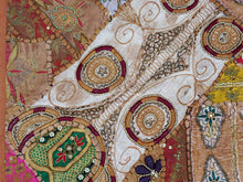 Carica l&#39;immagine nel visualizzatore di Gallery, Vecchio arazzo in cotone con aggiunta di specchietti, perline e filo oro è lavorato artigianalmente a mano con tecnica patchwork, bordatura in velluto con ganci in tessuto per appendere.Dimensioni 115 h150 cm piu&#39; 9cm ganci 