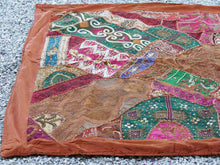 Carica l&#39;immagine nel visualizzatore di Gallery, Vecchio arazzo in cotone con aggiunta di specchietti, perline e filo oro è lavorato artigianalmente a mano con tecnica patchwork, bordatura in velluto con ganci in tessuto per appendere.Dimensioni 115 h150 cm piu&#39; 9cm ganci 