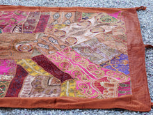 Carica l&#39;immagine nel visualizzatore di Gallery, Vecchio arazzo in cotone con aggiunta di specchietti, perline e filo oro è lavorato artigianalmente a mano con tecnica patchwork, bordatura in velluto con ganci in tessuto per appendere.Dimensioni 115 h150 cm piu&#39; 9cm ganci 