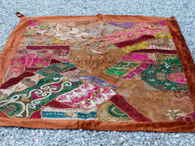 Carica l&#39;immagine nel visualizzatore di Gallery, Vecchio arazzo in cotone con aggiunta di specchietti, perline e filo oro è lavorato artigianalmente a mano con tecnica patchwork, bordatura in velluto con ganci in tessuto per appendere.Dimensioni 115 h150 cm piu&#39; 9cm ganci 