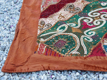 Carica l&#39;immagine nel visualizzatore di Gallery, Vecchio arazzo in cotone con aggiunta di specchietti, perline e filo oro è lavorato artigianalmente a mano con tecnica patchwork, bordatura in velluto con ganci in tessuto per appendere.Dimensioni 115 h150 cm piu&#39; 9cm ganci 