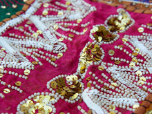Carica l&#39;immagine nel visualizzatore di Gallery, Vecchio arazzo in cotone con aggiunta di specchietti, perline e filo oro è lavorato artigianalmente a mano con tecnica patchwork, bordatura in velluto con ganci in tessuto per appendere.Dimensioni 115 h150 cm piu&#39; 9cm ganci 