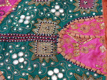 Carica l&#39;immagine nel visualizzatore di Gallery, Vecchio arazzo in cotone con aggiunta di specchietti, perline e filo oro è lavorato artigianalmente a mano con tecnica patchwork, bordatura in velluto con ganci in tessuto per appendere.Dimensioni 115 h150 cm piu&#39; 9cm ganci 