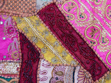 Carica l&#39;immagine nel visualizzatore di Gallery, Vecchio arazzo in cotone con aggiunta di specchietti, perline e filo oro è lavorato artigianalmente a mano con tecnica patchwork, bordatura in velluto con ganci in tessuto per appendere.Dimensioni 115 h150 cm piu&#39; 9cm ganci 