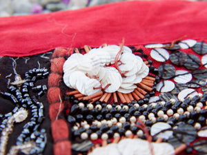 Vecchio arazzo in cotone con aggiunta di specchietti, perline e filo oro è lavorato artigianalmente a mano con tecnica patchwork.  Dimensioni 100x150 cm   