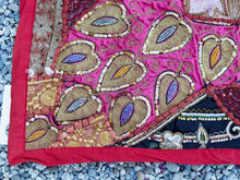 Carica l&#39;immagine nel visualizzatore di Gallery, Vecchio arazzo in cotone con aggiunta di specchietti, perline e filo oro è lavorato artigianalmente a mano con tecnica patchwork.  Dimensioni 100x150 cm   