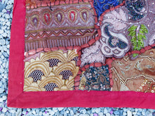 Carica l&#39;immagine nel visualizzatore di Gallery, Vecchio arazzo in cotone con aggiunta di specchietti, perline e filo oro è lavorato artigianalmente a mano con tecnica patchwork.  Dimensioni 100x150 cm   