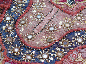 Vecchio arazzo in cotone con aggiunta di specchietti, perline e filo oro è lavorato artigianalmente a mano con tecnica patchwork.  Dimensioni 100x150 cm   