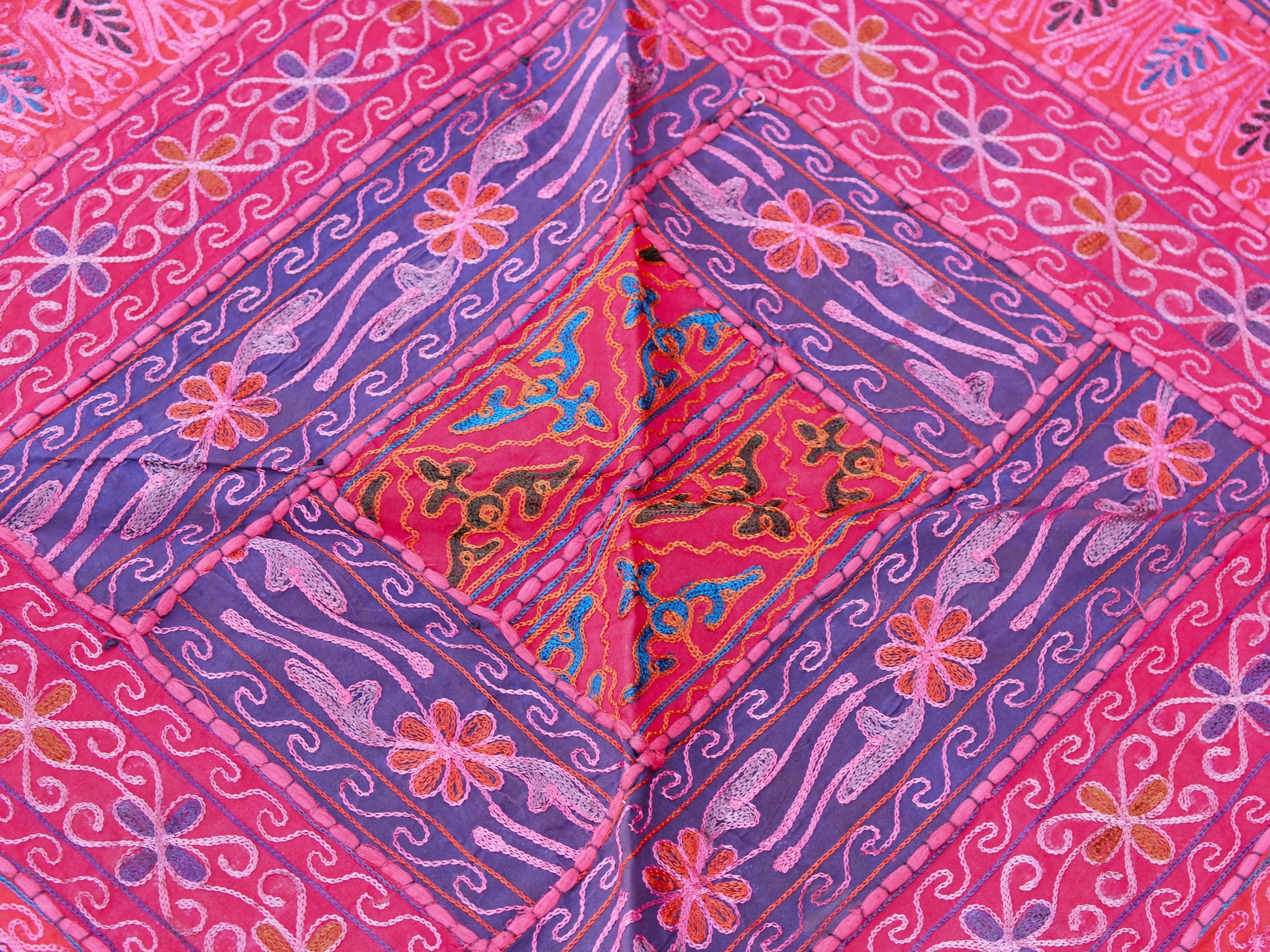 Arazzo in cotone, lavorato artigianalmente a mano con tecnica patchwork. Tipici dell'india del nord, in Rajasthan l'arazzo in casa è simbolo di fortuna e prosperità. Ideale come tessuto da appendere a parete ma si puo' impiegare anche come tappeto.   Dimensioni 100x150cm