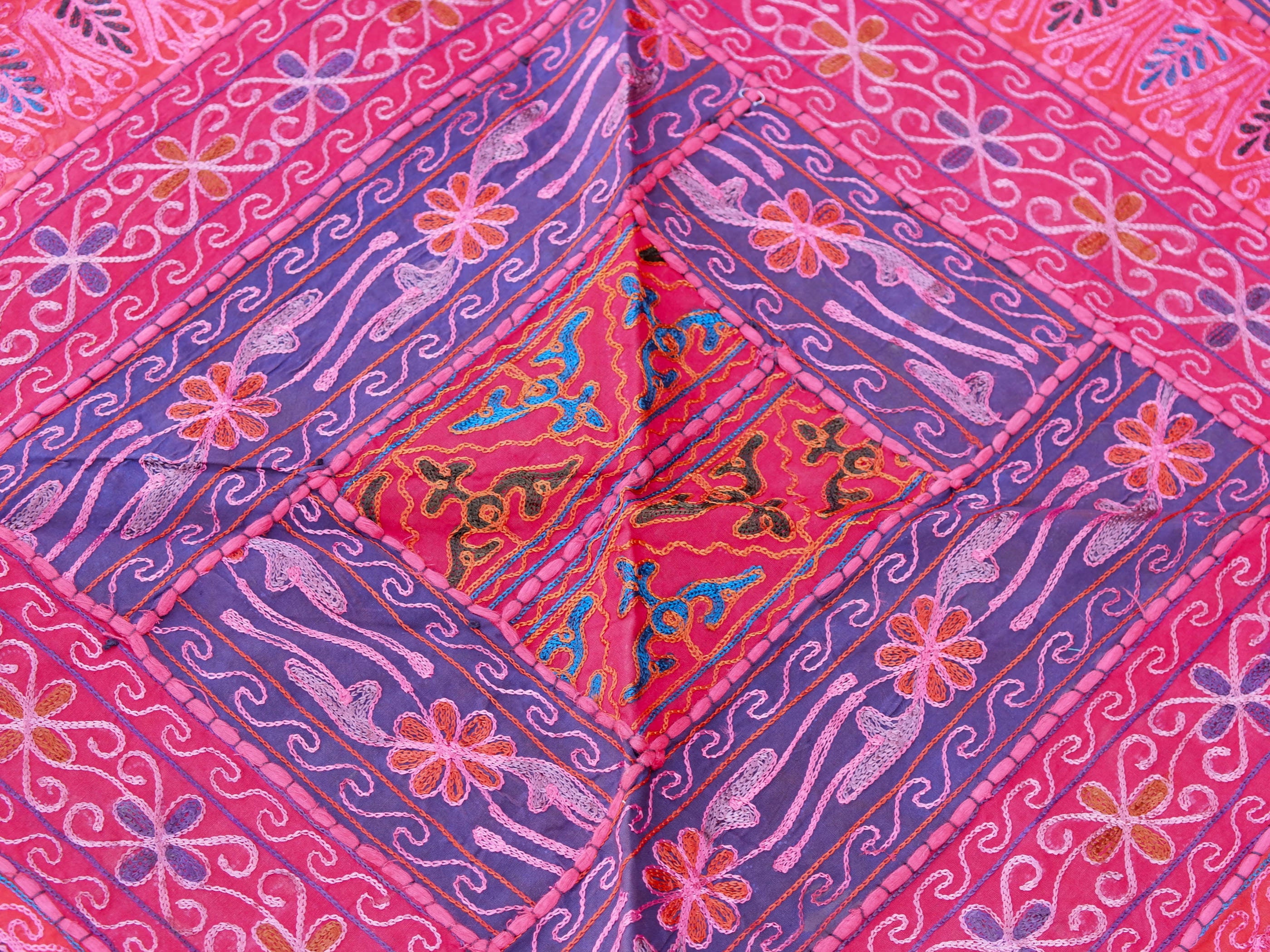 Arazzo in cotone, lavorato artigianalmente a mano con tecnica patchwork. Tipici dell'india del nord, in Rajasthan l'arazzo in casa è simbolo di fortuna e prosperità. Ideale come tessuto da appendere a parete ma si puo' impiegare anche come tappeto.   Dimensioni 100x150cm