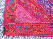 Carica l&#39;immagine nel visualizzatore di Gallery, Arazzo in cotone, lavorato artigianalmente a mano con tecnica patchwork. Tipici dell&#39;india del nord, in Rajasthan l&#39;arazzo in casa è simbolo di fortuna e prosperità. Ideale come tessuto da appendere a parete ma si puo&#39; impiegare anche come tappeto.   Dimensioni 100x150cm