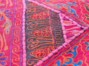 Arazzo in cotone, lavorato artigianalmente a mano con tecnica patchwork. Tipici dell'india del nord, in Rajasthan l'arazzo in casa è simbolo di fortuna e prosperità. Ideale come tessuto da appendere a parete ma si puo' impiegare anche come tappeto.   Dimensioni 100x150cm