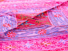 Carica l&#39;immagine nel visualizzatore di Gallery, Arazzo in cotone, lavorato artigianalmente a mano con tecnica patchwork. Tipici dell&#39;india del nord, in Rajasthan l&#39;arazzo in casa è simbolo di fortuna e prosperità. Ideale come tessuto da appendere a parete ma si puo&#39; impiegare anche come tappeto.   Dimensioni 100x150cm
