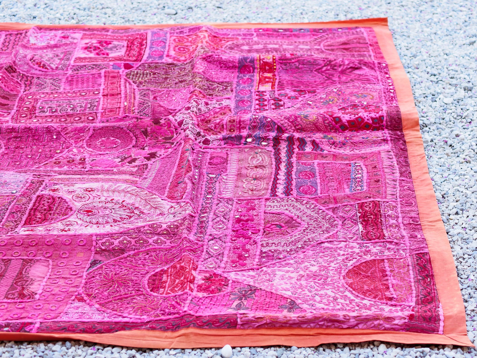 vecchio arazzo in cotone, lavorato artigianalmente a mano con tecnica patchwork. per ogni pezzo ci possono volere mesi di lavoro sia per i ricami che per la ricerca di elementi, pezzi di tessuto antico, da abbinare all'arazzo. tipici dell'india del nord, in Rajasthan l'arazzo in casa è simbolo di fortuna e prosperità. pezzo unico, ideale come tessuto da appendere a parete ma che si puo' impiegare anche come tappeto.  Dimensioni 150x200cm   per maggiori info o dettagli info@etniko.it 0039 3338778241