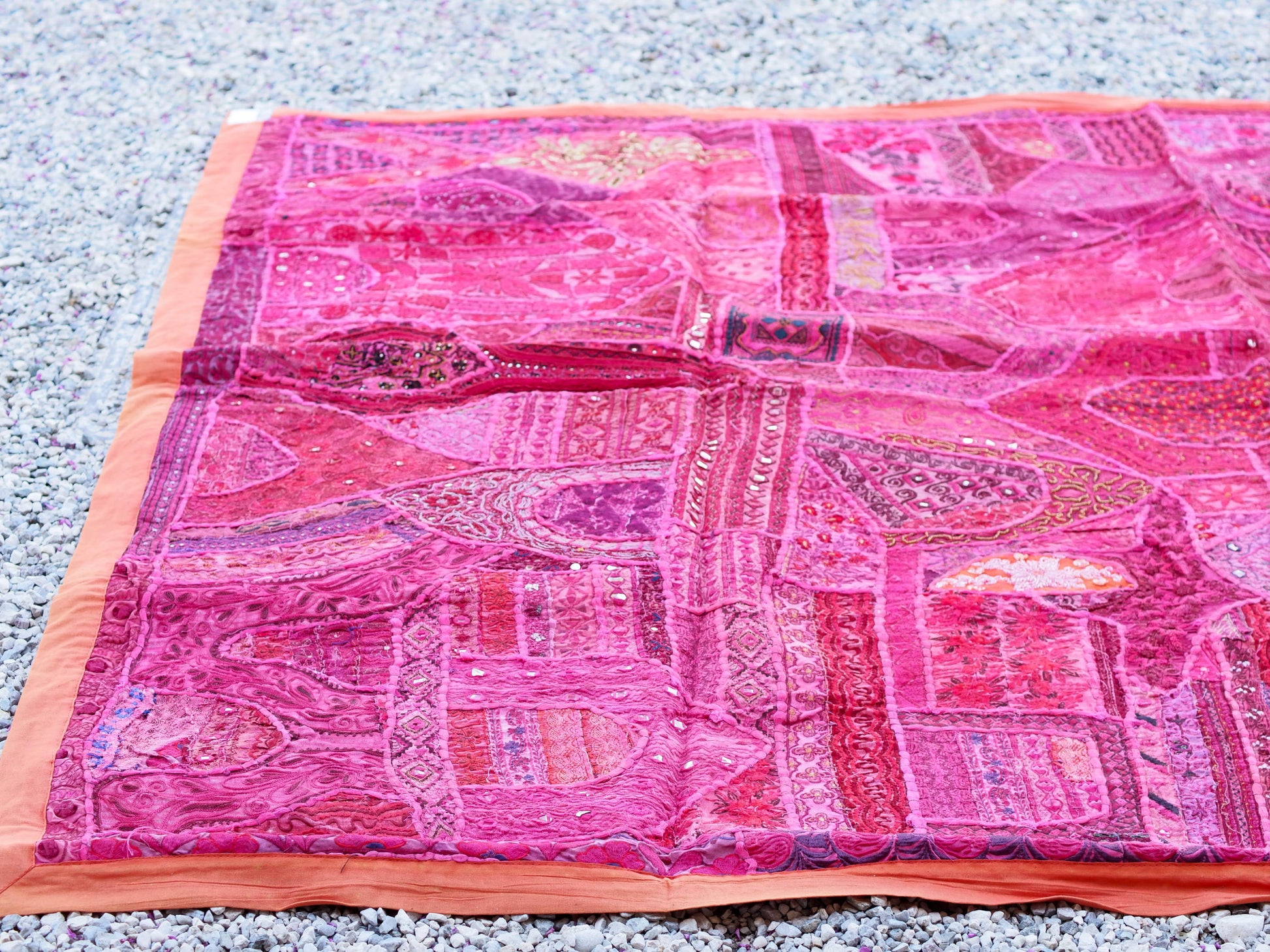 vecchio arazzo in cotone, lavorato artigianalmente a mano con tecnica patchwork. per ogni pezzo ci possono volere mesi di lavoro sia per i ricami che per la ricerca di elementi, pezzi di tessuto antico, da abbinare all'arazzo. tipici dell'india del nord, in Rajasthan l'arazzo in casa è simbolo di fortuna e prosperità. pezzo unico, ideale come tessuto da appendere a parete ma che si puo' impiegare anche come tappeto.  Dimensioni 150x200cm   per maggiori info o dettagli info@etniko.it 0039 3338778241