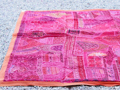 vecchio arazzo in cotone, lavorato artigianalmente a mano con tecnica patchwork. per ogni pezzo ci possono volere mesi di lavoro sia per i ricami che per la ricerca di elementi, pezzi di tessuto antico, da abbinare all'arazzo. tipici dell'india del nord, in Rajasthan l'arazzo in casa è simbolo di fortuna e prosperità. pezzo unico, ideale come tessuto da appendere a parete ma che si puo' impiegare anche come tappeto.  Dimensioni 150x200cm   per maggiori info o dettagli info@etniko.it 0039 3338778241