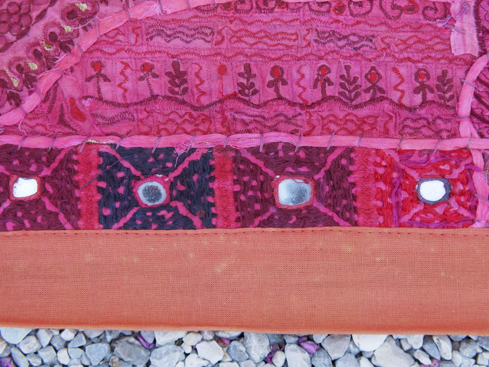 vecchio arazzo in cotone, lavorato artigianalmente a mano con tecnica patchwork. per ogni pezzo ci possono volere mesi di lavoro sia per i ricami che per la ricerca di elementi, pezzi di tessuto antico, da abbinare all'arazzo. tipici dell'india del nord, in Rajasthan l'arazzo in casa è simbolo di fortuna e prosperità. pezzo unico, ideale come tessuto da appendere a parete ma che si puo' impiegare anche come tappeto.  Dimensioni 150x200cm   per maggiori info o dettagli info@etniko.it 0039 3338778241
