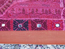 Carica l&#39;immagine nel visualizzatore di Gallery, vecchio arazzo in cotone, lavorato artigianalmente a mano con tecnica patchwork. per ogni pezzo ci possono volere mesi di lavoro sia per i ricami che per la ricerca di elementi, pezzi di tessuto antico, da abbinare all&#39;arazzo. tipici dell&#39;india del nord, in Rajasthan l&#39;arazzo in casa è simbolo di fortuna e prosperità. pezzo unico, ideale come tessuto da appendere a parete ma che si puo&#39; impiegare anche come tappeto.  Dimensioni 150x200cm   per maggiori info o dettagli info@etniko.it 0039 3338778241