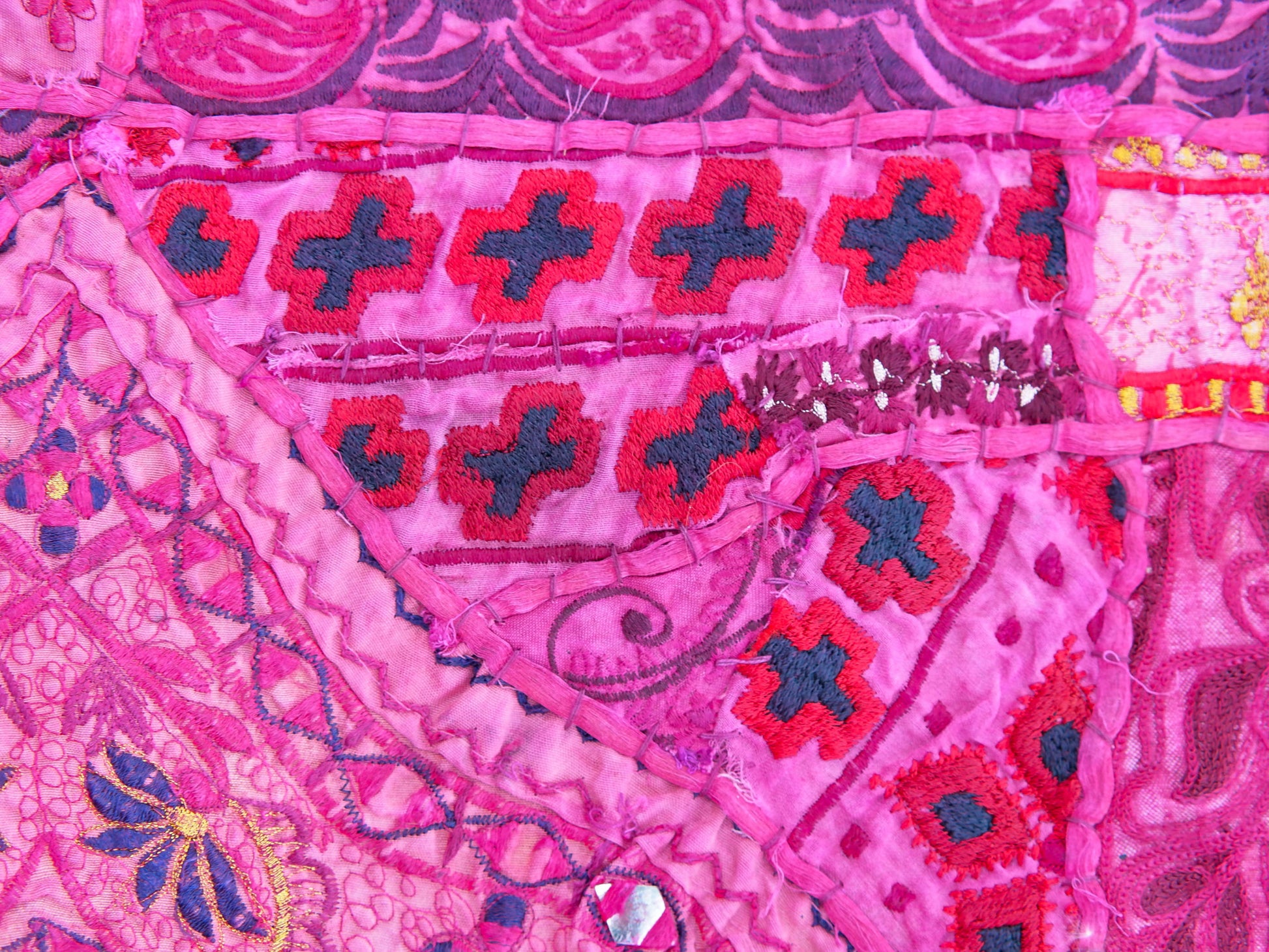 vecchio arazzo in cotone, lavorato artigianalmente a mano con tecnica patchwork. per ogni pezzo ci possono volere mesi di lavoro sia per i ricami che per la ricerca di elementi, pezzi di tessuto antico, da abbinare all'arazzo. tipici dell'india del nord, in Rajasthan l'arazzo in casa è simbolo di fortuna e prosperità. pezzo unico, ideale come tessuto da appendere a parete ma che si puo' impiegare anche come tappeto.  Dimensioni 150x200cm   per maggiori info o dettagli info@etniko.it 0039 3338778241