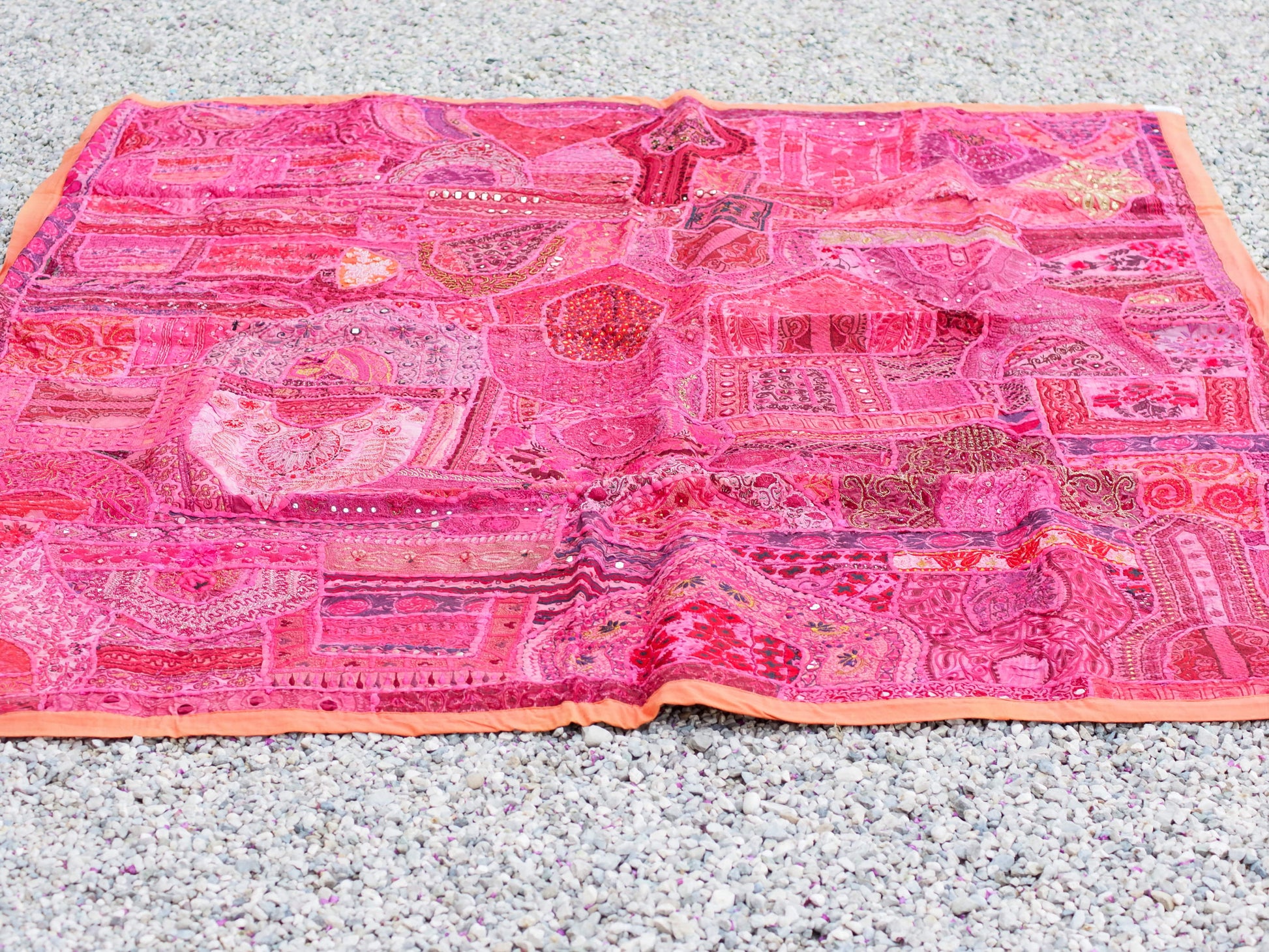 vecchio arazzo in cotone, lavorato artigianalmente a mano con tecnica patchwork. per ogni pezzo ci possono volere mesi di lavoro sia per i ricami che per la ricerca di elementi, pezzi di tessuto antico, da abbinare all'arazzo. tipici dell'india del nord, in Rajasthan l'arazzo in casa è simbolo di fortuna e prosperità. pezzo unico, ideale come tessuto da appendere a parete ma che si puo' impiegare anche come tappeto.  Dimensioni 150x200cm   per maggiori info o dettagli info@etniko.it 0039 3338778241