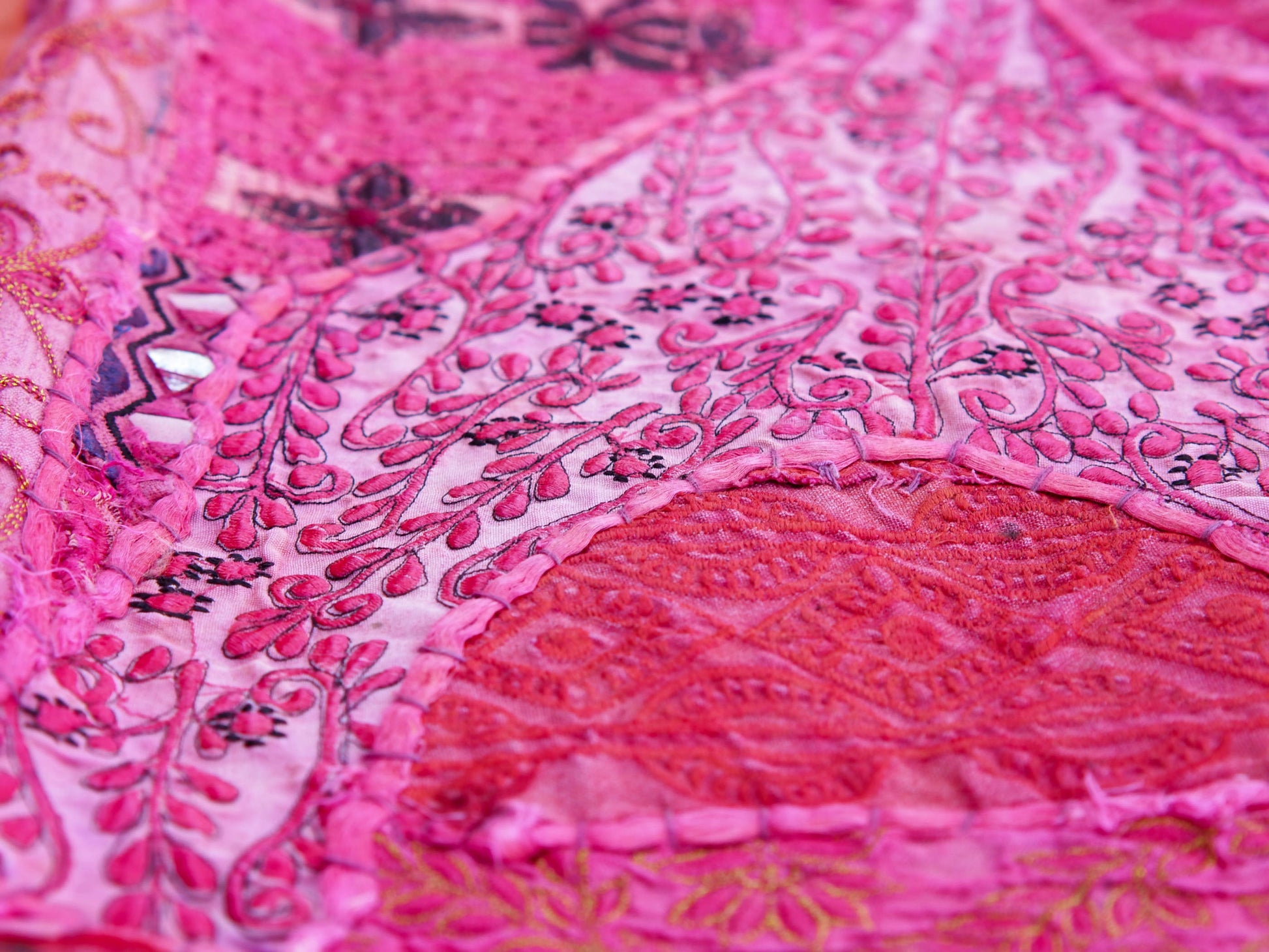 vecchio arazzo in cotone, lavorato artigianalmente a mano con tecnica patchwork. per ogni pezzo ci possono volere mesi di lavoro sia per i ricami che per la ricerca di elementi, pezzi di tessuto antico, da abbinare all'arazzo. tipici dell'india del nord, in Rajasthan l'arazzo in casa è simbolo di fortuna e prosperità. pezzo unico, ideale come tessuto da appendere a parete ma che si puo' impiegare anche come tappeto.  Dimensioni 150x200cm   per maggiori info o dettagli info@etniko.it 0039 3338778241