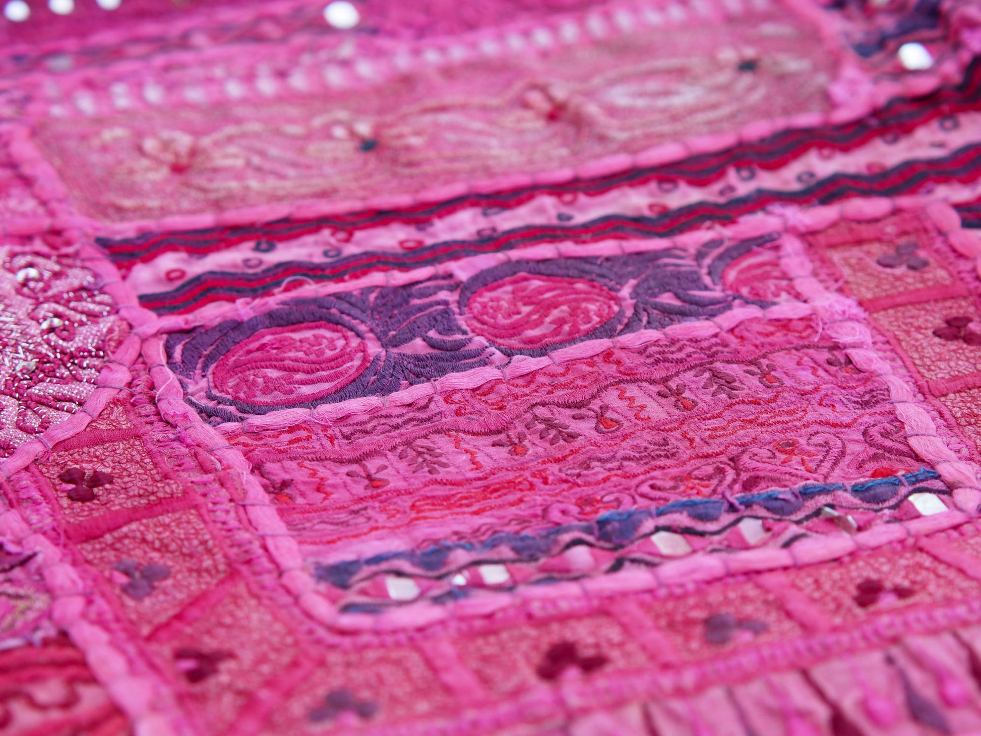 vecchio arazzo in cotone, lavorato artigianalmente a mano con tecnica patchwork. per ogni pezzo ci possono volere mesi di lavoro sia per i ricami che per la ricerca di elementi, pezzi di tessuto antico, da abbinare all'arazzo. tipici dell'india del nord, in Rajasthan l'arazzo in casa è simbolo di fortuna e prosperità. pezzo unico, ideale come tessuto da appendere a parete ma che si puo' impiegare anche come tappeto.  Dimensioni 150x200cm   per maggiori info o dettagli info@etniko.it 0039 3338778241