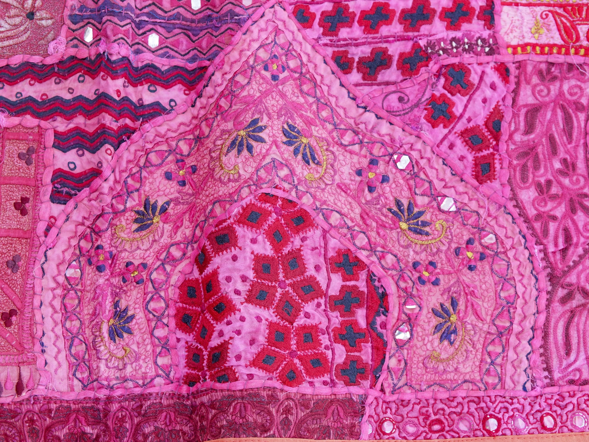 vecchio arazzo in cotone, lavorato artigianalmente a mano con tecnica patchwork. per ogni pezzo ci possono volere mesi di lavoro sia per i ricami che per la ricerca di elementi, pezzi di tessuto antico, da abbinare all'arazzo. tipici dell'india del nord, in Rajasthan l'arazzo in casa è simbolo di fortuna e prosperità. pezzo unico, ideale come tessuto da appendere a parete ma che si puo' impiegare anche come tappeto.  Dimensioni 150x200cm   per maggiori info o dettagli info@etniko.it 0039 3338778241