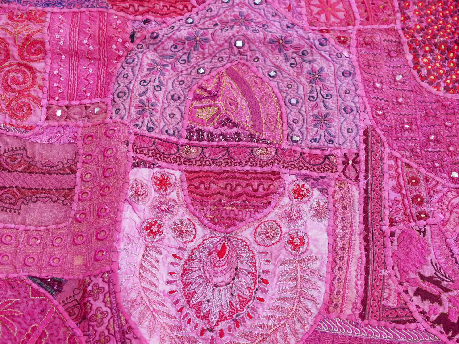 vecchio arazzo in cotone, lavorato artigianalmente a mano con tecnica patchwork. per ogni pezzo ci possono volere mesi di lavoro sia per i ricami che per la ricerca di elementi, pezzi di tessuto antico, da abbinare all'arazzo. tipici dell'india del nord, in Rajasthan l'arazzo in casa è simbolo di fortuna e prosperità. pezzo unico, ideale come tessuto da appendere a parete ma che si puo' impiegare anche come tappeto.  Dimensioni 150x200cm   per maggiori info o dettagli info@etniko.it 0039 3338778241