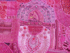 vecchio arazzo in cotone, lavorato artigianalmente a mano con tecnica patchwork. per ogni pezzo ci possono volere mesi di lavoro sia per i ricami che per la ricerca di elementi, pezzi di tessuto antico, da abbinare all'arazzo. tipici dell'india del nord, in Rajasthan l'arazzo in casa è simbolo di fortuna e prosperità. pezzo unico, ideale come tessuto da appendere a parete ma che si puo' impiegare anche come tappeto.  Dimensioni 150x200cm   per maggiori info o dettagli info@etniko.it 0039 3338778241