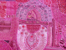 Carica l&#39;immagine nel visualizzatore di Gallery, vecchio arazzo in cotone, lavorato artigianalmente a mano con tecnica patchwork. per ogni pezzo ci possono volere mesi di lavoro sia per i ricami che per la ricerca di elementi, pezzi di tessuto antico, da abbinare all&#39;arazzo. tipici dell&#39;india del nord, in Rajasthan l&#39;arazzo in casa è simbolo di fortuna e prosperità. pezzo unico, ideale come tessuto da appendere a parete ma che si puo&#39; impiegare anche come tappeto.  Dimensioni 150x200cm   per maggiori info o dettagli info@etniko.it 0039 3338778241