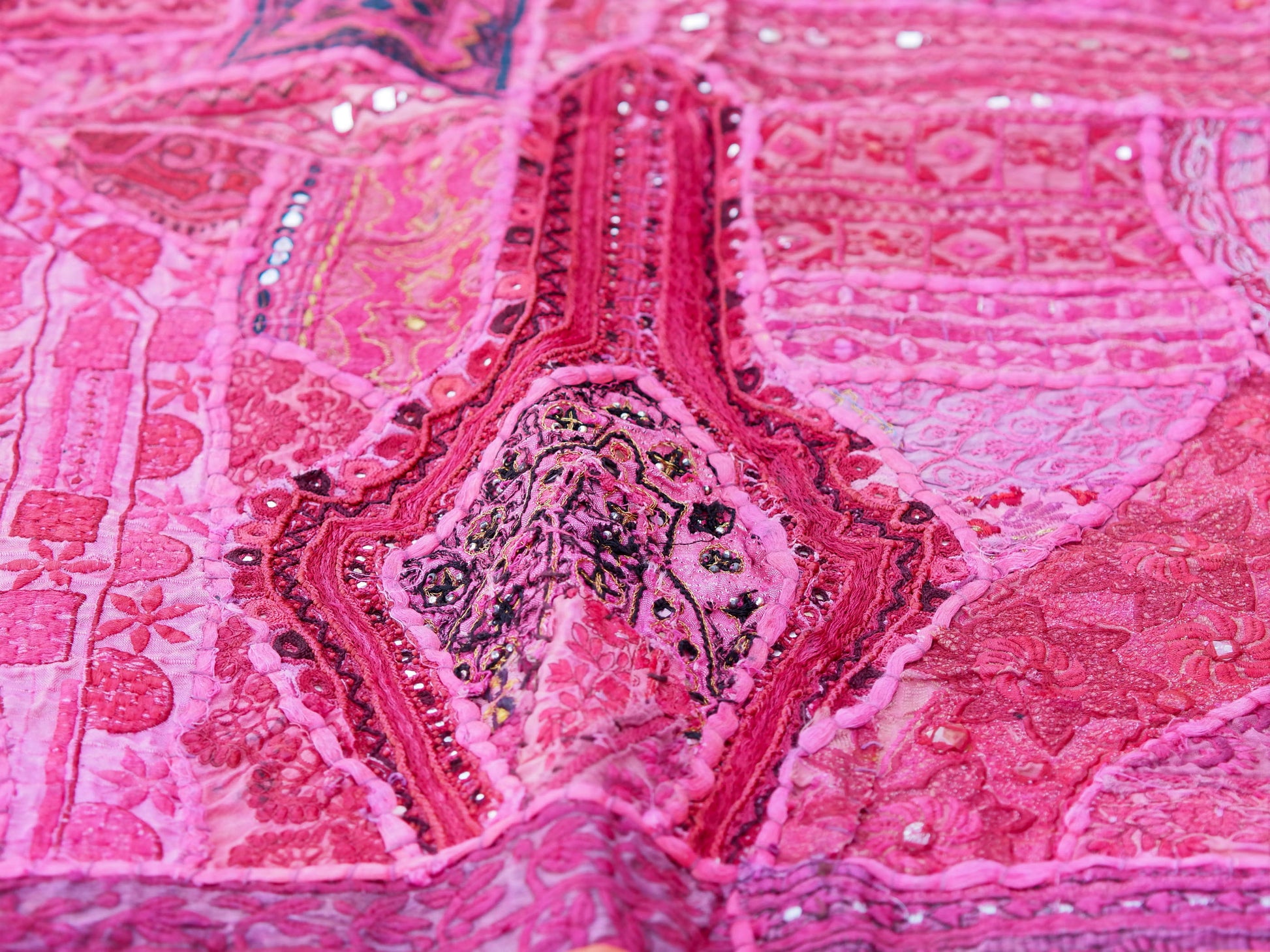 vecchio arazzo in cotone, lavorato artigianalmente a mano con tecnica patchwork. per ogni pezzo ci possono volere mesi di lavoro sia per i ricami che per la ricerca di elementi, pezzi di tessuto antico, da abbinare all'arazzo. tipici dell'india del nord, in Rajasthan l'arazzo in casa è simbolo di fortuna e prosperità. pezzo unico, ideale come tessuto da appendere a parete ma che si puo' impiegare anche come tappeto.  Dimensioni 150x200cm   per maggiori info o dettagli info@etniko.it 0039 3338778241