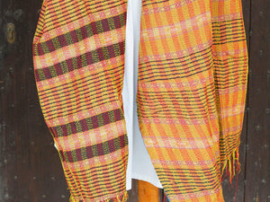 Tipico scialle indiano in seta lavorato con la tecnica khanta, double face. Lavorato interamente a mano per questo è un pezzo unico. peso 165 grammi, dimensioni 77x210cm.