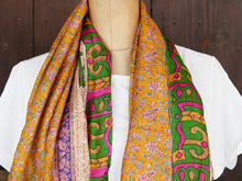 Carica l&#39;immagine nel visualizzatore di Gallery, Tipico scialle indiano in seta lavorato con la tecnica khanta, double face. Lavorato interamente a mano per questo è un pezzo unico.peso 130 grammi, dimensioni 86x210cm.