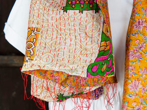 Tipico scialle indiano in seta lavorato con la tecnica khanta, double face. Lavorato interamente a mano per questo è un pezzo unico.peso 130 grammi, dimensioni 86x210cm.