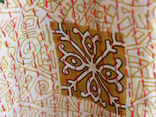 Carica l&#39;immagine nel visualizzatore di Gallery, Tipico scialle indiano in seta lavorato con la tecnica khanta, double face. Lavorato interamente a mano per questo è un pezzo unico.peso 130 grammi, dimensioni 86x210cm.