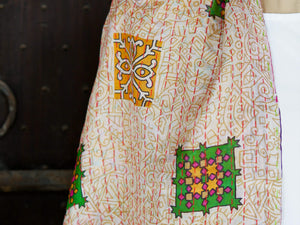 Tipico scialle indiano in seta lavorato con la tecnica khanta, double face. Lavorato interamente a mano per questo è un pezzo unico.peso 130 grammi, dimensioni 86x210cm.
