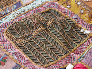 Vecchio arazzo in cotone con aggiunta di specchietti, perline e filo oro è lavorato artigianalmente a mano con tecnica patchwork, bordatura in velluto con ganci in tessuto per appendere.Dimensioni 100 h150 cm piu' 9cm ganci 