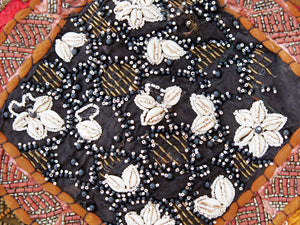 Vecchio arazzo in cotone con aggiunta di specchietti, perline e filo oro è lavorato artigianalmente a mano con tecnica patchwork, bordatura in velluto con ganci in tessuto per appendere.Dimensioni 100 h150 cm piu' 9cm ganci 
