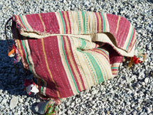 Carica l&#39;immagine nel visualizzatore di Gallery, vecchio tradizionale tessuto in cotone, chiuso a sacco, ricamato a mano e lavorato con conchiglie. pezzo unico. ottime condizioni vintage, sono piuttosto vecchi, primi anni del &#39;900, e potrebbero mostrare segni di usura e di patina del tempo, ma questo aggiunge autenticità e fascino! questi preziosi tessuti possono essere utilizzati per realizzare borse, pochette, cuscini, fusciacche, tovagliette o altri progetti creativi.  dimensioni 40x50 cm