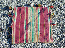Carica l&#39;immagine nel visualizzatore di Gallery, vecchio tradizionale tessuto in cotone, chiuso a sacco, ricamato a mano e lavorato con conchiglie. pezzo unico. ottime condizioni vintage, sono piuttosto vecchi, primi anni del &#39;900, e potrebbero mostrare segni di usura e di patina del tempo, ma questo aggiunge autenticità e fascino! questi preziosi tessuti possono essere utilizzati per realizzare borse, pochette, cuscini, fusciacche, tovagliette o altri progetti creativi.  dimensioni 40x50 cm