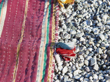 Carica l&#39;immagine nel visualizzatore di Gallery, vecchio tradizionale tessuto in cotone, chiuso a sacco, ricamato a mano e lavorato con conchiglie. pezzo unico. ottime condizioni vintage, sono piuttosto vecchi, primi anni del &#39;900, e potrebbero mostrare segni di usura e di patina del tempo, ma questo aggiunge autenticità e fascino! questi preziosi tessuti possono essere utilizzati per realizzare borse, pochette, cuscini, fusciacche, tovagliette o altri progetti creativi.  dimensioni 40x50 cm