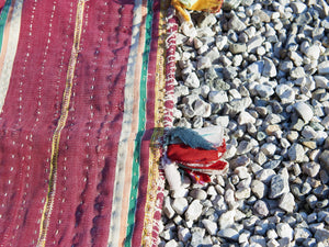 vecchio tradizionale tessuto in cotone, chiuso a sacco, ricamato a mano e lavorato con conchiglie. pezzo unico. ottime condizioni vintage, sono piuttosto vecchi, primi anni del '900, e potrebbero mostrare segni di usura e di patina del tempo, ma questo aggiunge autenticità e fascino! questi preziosi tessuti possono essere utilizzati per realizzare borse, pochette, cuscini, fusciacche, tovagliette o altri progetti creativi.  dimensioni 40x50 cm