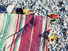 Carica l&#39;immagine nel visualizzatore di Gallery, vecchio tradizionale tessuto in cotone, chiuso a sacco, ricamato a mano e lavorato con conchiglie. pezzo unico. ottime condizioni vintage, sono piuttosto vecchi, primi anni del &#39;900, e potrebbero mostrare segni di usura e di patina del tempo, ma questo aggiunge autenticità e fascino! questi preziosi tessuti possono essere utilizzati per realizzare borse, pochette, cuscini, fusciacche, tovagliette o altri progetti creativi.  dimensioni 40x50 cm