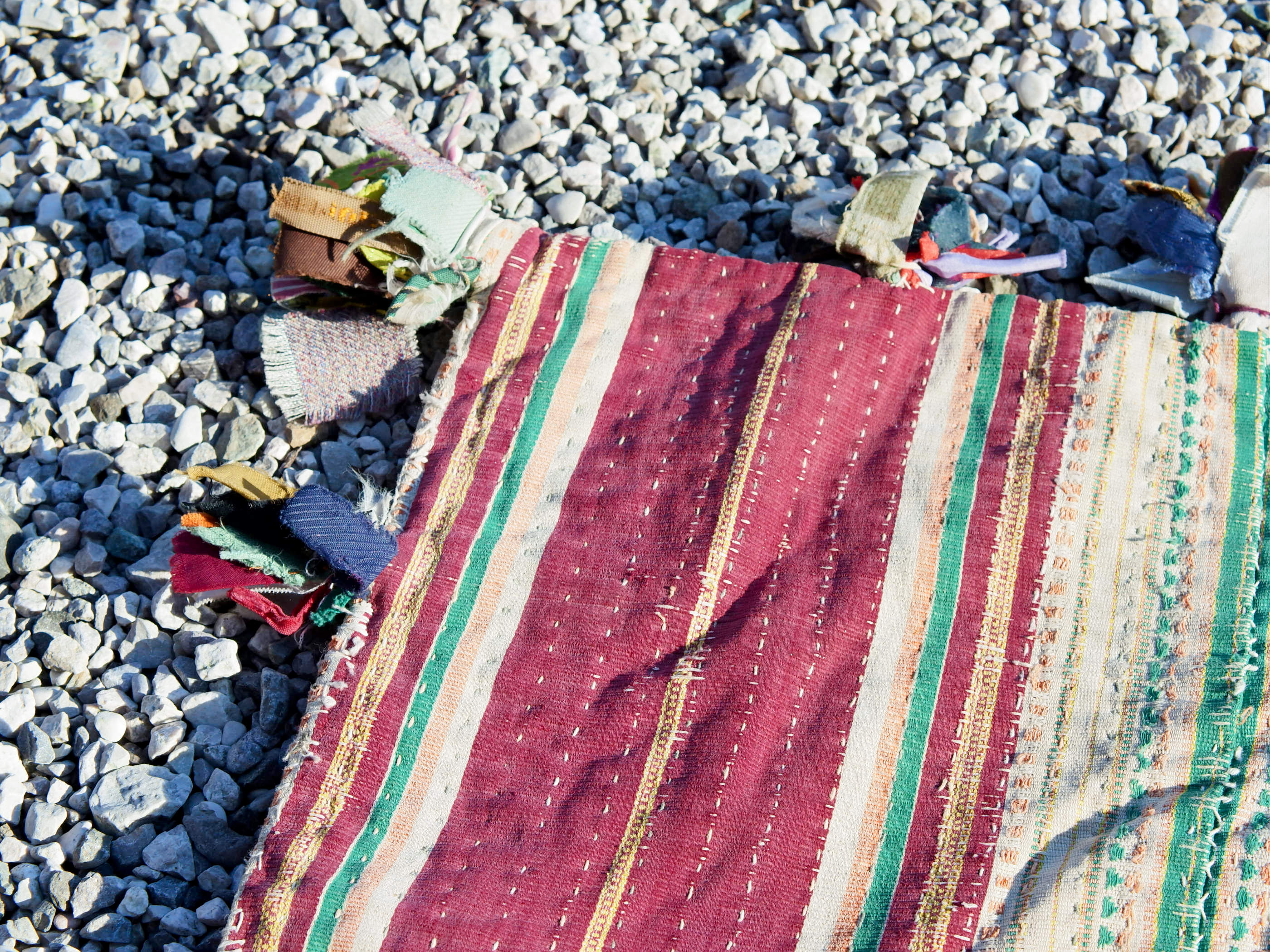 vecchio tradizionale tessuto in cotone, chiuso a sacco, ricamato a mano e lavorato con conchiglie. pezzo unico. ottime condizioni vintage, sono piuttosto vecchi, primi anni del '900, e potrebbero mostrare segni di usura e di patina del tempo, ma questo aggiunge autenticità e fascino! questi preziosi tessuti possono essere utilizzati per realizzare borse, pochette, cuscini, fusciacche, tovagliette o altri progetti creativi.  dimensioni 40x50 cm