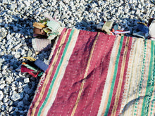 Carica l&#39;immagine nel visualizzatore di Gallery, vecchio tradizionale tessuto in cotone, chiuso a sacco, ricamato a mano e lavorato con conchiglie. pezzo unico. ottime condizioni vintage, sono piuttosto vecchi, primi anni del &#39;900, e potrebbero mostrare segni di usura e di patina del tempo, ma questo aggiunge autenticità e fascino! questi preziosi tessuti possono essere utilizzati per realizzare borse, pochette, cuscini, fusciacche, tovagliette o altri progetti creativi.  dimensioni 40x50 cm