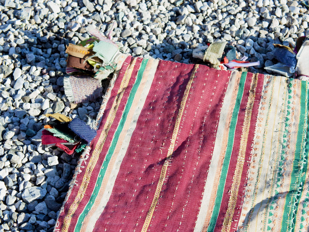 vecchio tradizionale tessuto in cotone, chiuso a sacco, ricamato a mano e lavorato con conchiglie. pezzo unico. ottime condizioni vintage, sono piuttosto vecchi, primi anni del '900, e potrebbero mostrare segni di usura e di patina del tempo, ma questo aggiunge autenticità e fascino! questi preziosi tessuti possono essere utilizzati per realizzare borse, pochette, cuscini, fusciacche, tovagliette o altri progetti creativi.  dimensioni 40x50 cm