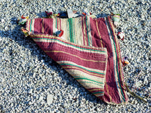 Carica l&#39;immagine nel visualizzatore di Gallery, vecchio tradizionale tessuto in cotone, chiuso a sacco, ricamato a mano e lavorato con conchiglie. pezzo unico. ottime condizioni vintage, sono piuttosto vecchi, primi anni del &#39;900, e potrebbero mostrare segni di usura e di patina del tempo, ma questo aggiunge autenticità e fascino! questi preziosi tessuti possono essere utilizzati per realizzare borse, pochette, cuscini, fusciacche, tovagliette o altri progetti creativi.  dimensioni 40x50 cm