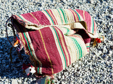 Carica l&#39;immagine nel visualizzatore di Gallery, vecchio tradizionale tessuto in cotone, chiuso a sacco, ricamato a mano e lavorato con conchiglie. pezzo unico. ottime condizioni vintage, sono piuttosto vecchi, primi anni del &#39;900, e potrebbero mostrare segni di usura e di patina del tempo, ma questo aggiunge autenticità e fascino! questi preziosi tessuti possono essere utilizzati per realizzare borse, pochette, cuscini, fusciacche, tovagliette o altri progetti creativi.  dimensioni 40x50 cm