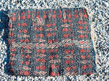 Carica l&#39;immagine nel visualizzatore di Gallery, vecchio tradizionale tessuto in cotone, chiuso a sacco, ricamato a mano e lavorato con conchiglie. pezzo unico. ottime condizioni vintage, sono piuttosto vecchi, primi anni del &#39;900, e potrebbero mostrare segni di usura e di patina del tempo, ma questo aggiunge autenticità e fascino! questi preziosi tessuti possono essere utilizzati per realizzare borse, pochette, cuscini, fusciacche, tovagliette o altri progetti creativi.  dimensioni 33x39 cm