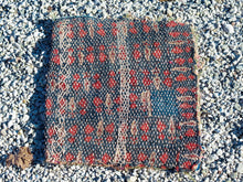 Carica l&#39;immagine nel visualizzatore di Gallery, vecchio tradizionale tessuto in cotone, chiuso a sacco, ricamato a mano e lavorato con conchiglie. pezzo unico. ottime condizioni vintage, sono piuttosto vecchi, primi anni del &#39;900, e potrebbero mostrare segni di usura e di patina del tempo, ma questo aggiunge autenticità e fascino! questi preziosi tessuti possono essere utilizzati per realizzare borse, pochette, cuscini, fusciacche, tovagliette o altri progetti creativi.  dimensioni 33x39 cm
